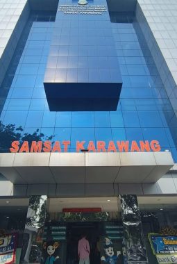 Pelayanan Samsat Karawang Tuai Apresiasi, Warga Nilai Proses Pembayaran Pajak Kendaraan Semakin Cepat dan Humanis