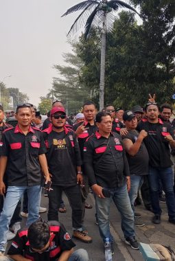 GMPI Gerakan Militansi Pejuang Indonesia DPC Karawang Kota Turut Sampaikan Aspirasi dalam Aksi Penolakan LGBT di Karawang
