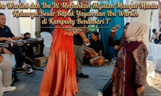 Ibu Wartini dan Ibu Iti Meriahkan Hajatan Mungut Mantu Keluarga Besar Bapak Yayan dan Ibu Warsih di Kampung Bendasari I