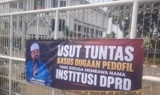 ADA YANG PANIK? Spanduk Desak Usut Dugaan Pedofilia di DPRD Karawang Dicabut Atas Perintah Kasubag RT, H. Abas Murka: Gedung Ini Bukan Milik Nenek Moyangmu!