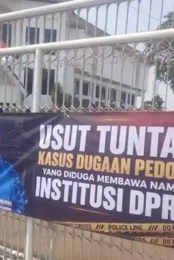 ADA YANG PANIK? Spanduk Desak Usut Dugaan Pedofilia di DPRD Karawang Dicabut Atas Perintah Kasubag RT, H. Abas Murka: Gedung Ini Bukan Milik Nenek Moyangmu!